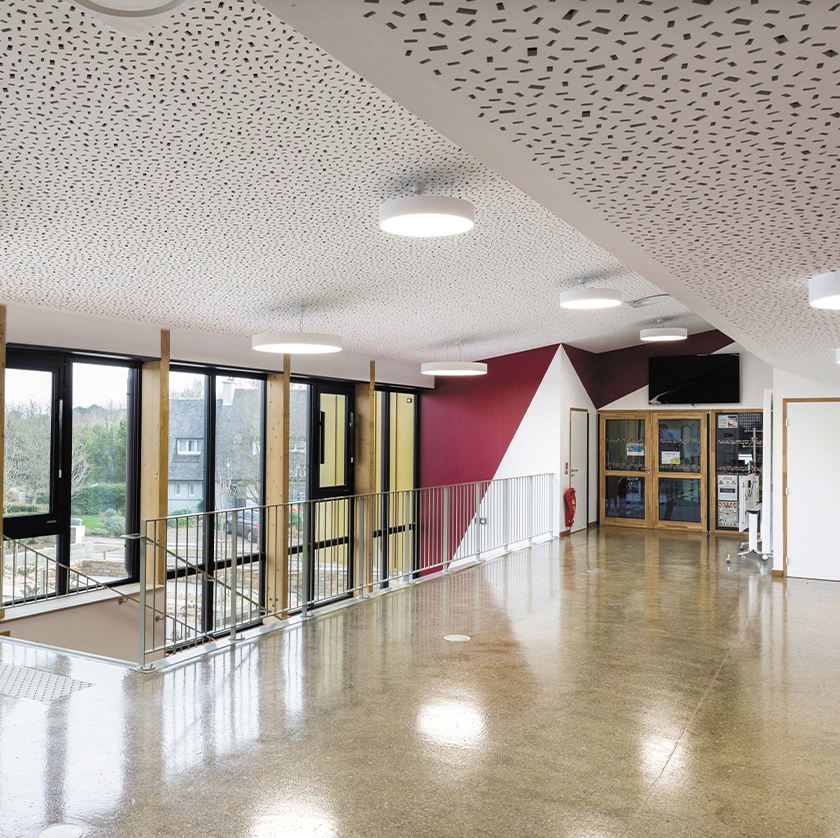 Faux plafond acoustique terminé